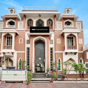 Super Townhouse Mansarovar Near Metro Station